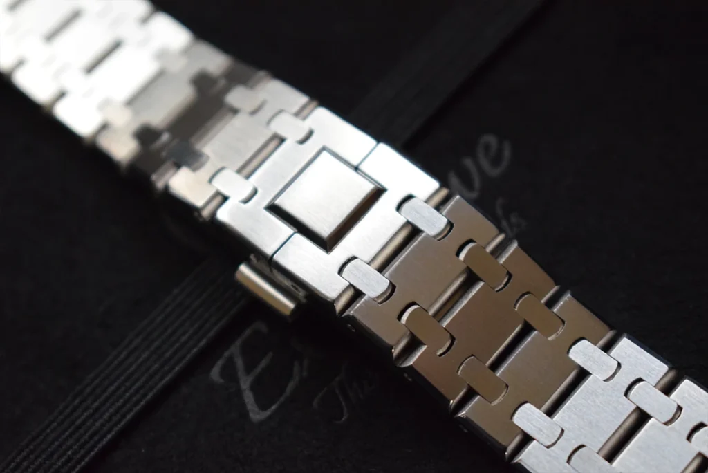 银色苹果手表表带 AP Style 22 近距离观察