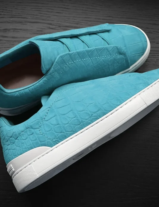 أحذية رياضية تمساح نوباك باللون أزرق تيفاني مع تفاصيل خياطة ثلاثية ونعل مطاطي أبيض