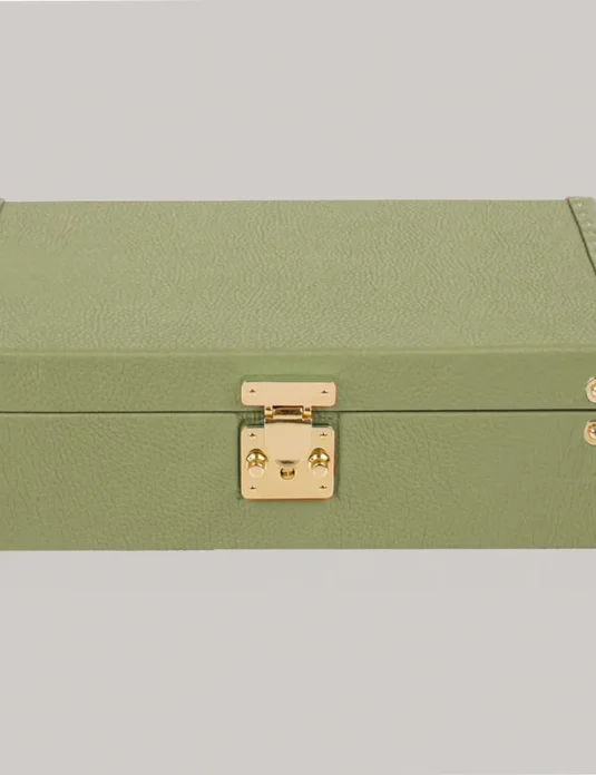 Grüne Uhrenbox aus Leder mit goldfarbenen Beschlägen und Innenfächern für 8 Uhren
