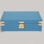 浅蓝色皮革手表盒，配黄铜配件和白色内隔层，可容纳 8 只手表