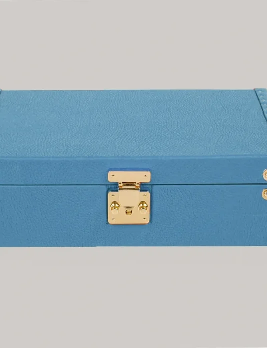 Hellblaue Uhrenbox aus Leder mit Messingbeschlägen und weißen Innenfächern für 8 Uhren