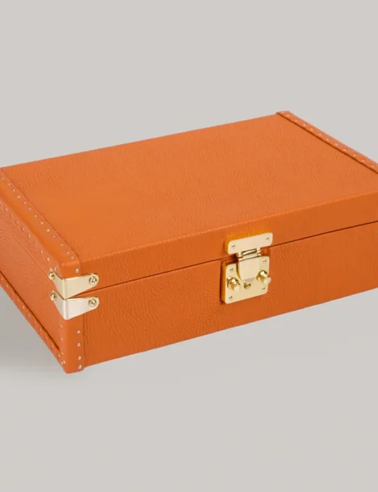 Die orangefarbene Uhrenbox aus Leder öffnete sich und gab den Blick auf acht Fächer mit beigefarbenem Wildleder-Innenfutter frei