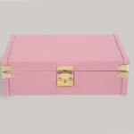 Rosafarbene Uhrenbox aus Leder mit goldfarbenen Beschlägen, die Innenfächer und ein herausnehmbares Tablett freigibt