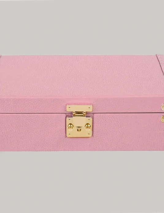 Rosafarbene Uhrenbox aus Leder mit goldfarbenen Beschlägen, die Innenfächer und ein herausnehmbares Tablett freigibt