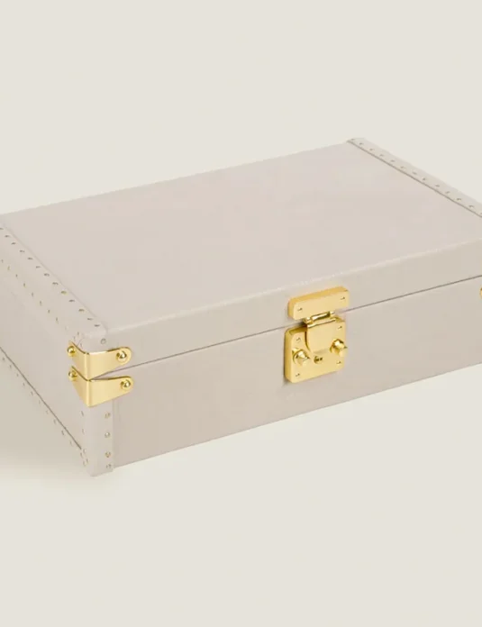 Weiße Uhrenbox aus Leder mit Togo-Narbenstruktur und goldfarbenen Beschlägen, die 8 Innenfächer zeigt