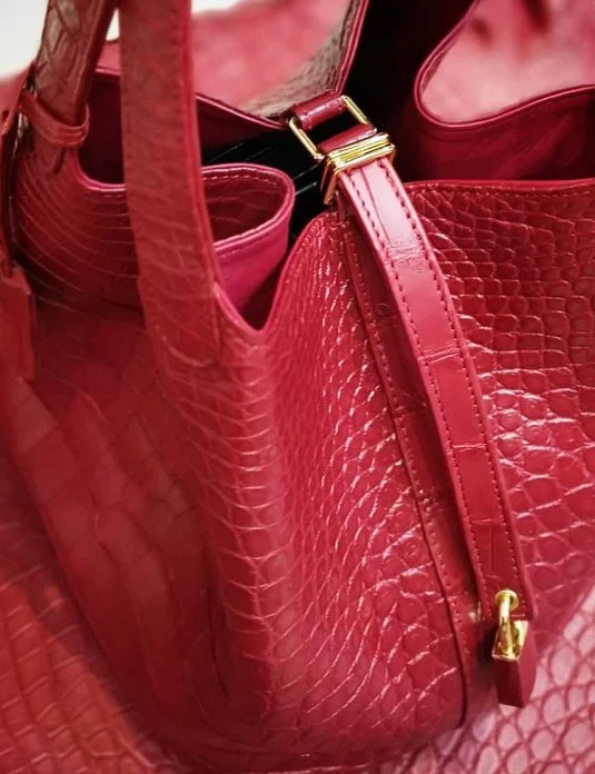 bolso de cocodrilo rojo