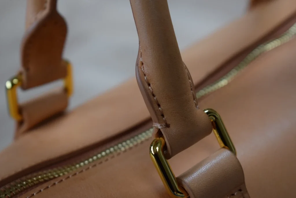 植物皮革旅行包特写