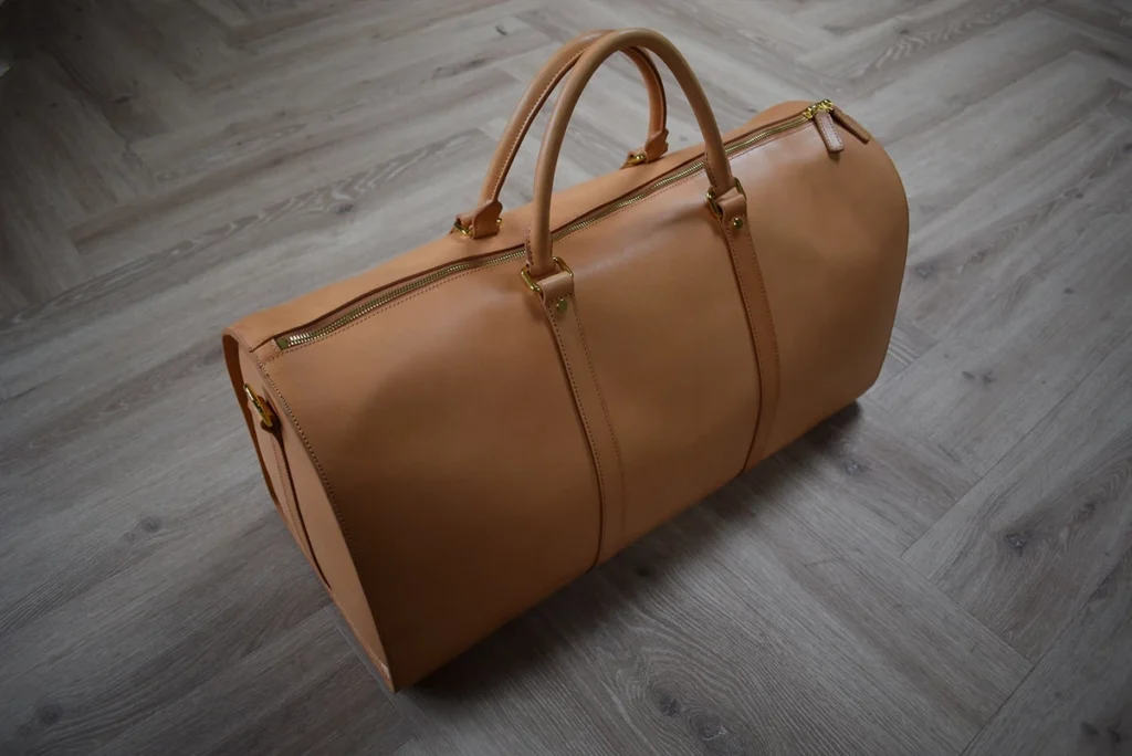 植鞣革旅行包侧面