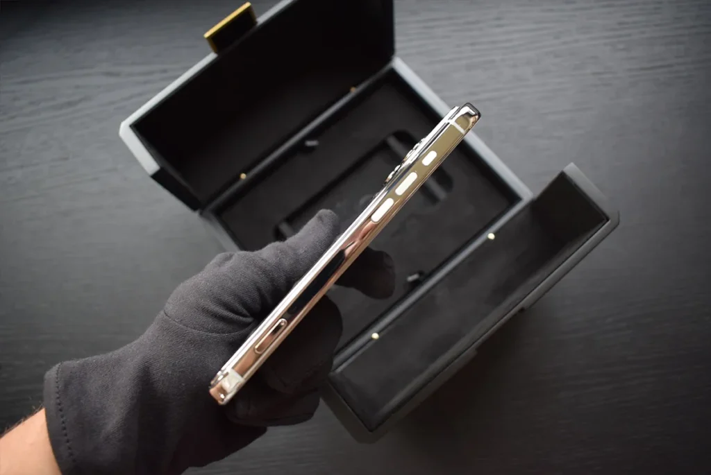 iPhone 17 Pro Max blanc or noir crocodile