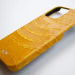 حافظة آيفون 14 برو ماكس صفراء من التماسيح مخصصة