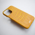 حافظة آيفون 14 برو ماكس صفراء من التماسيح مخصصة الواجهة الأمامية