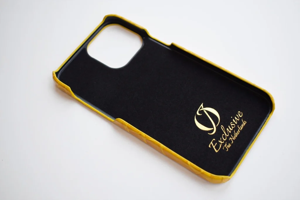 حافظة آيفون 14 برو ماكس صفراء من التماسيح مخصصة من الداخل