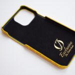حافظة آيفون 14 برو ماكس صفراء من التماسيح مخصصة من الداخل